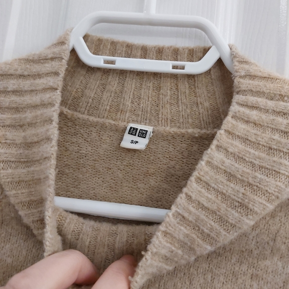 Uniqlo Cozy Beige Women's Sweater - Picture 2 of 4